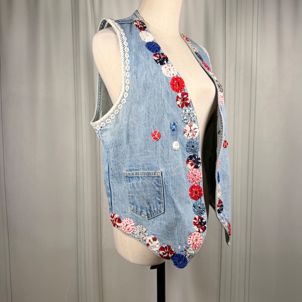VTG Handcrafted Folk Art Yo-Yo Quilt Denim Vest Americana 4th of July‎